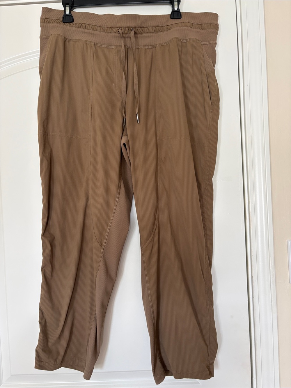 lululemon athletica women’s Brown Ribbed Jogger Pants.
Size 14